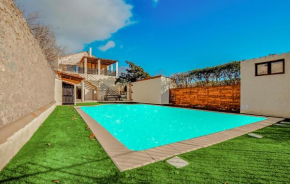 Gorgeous Home In Saint-Nazaire-Daude With Wifi